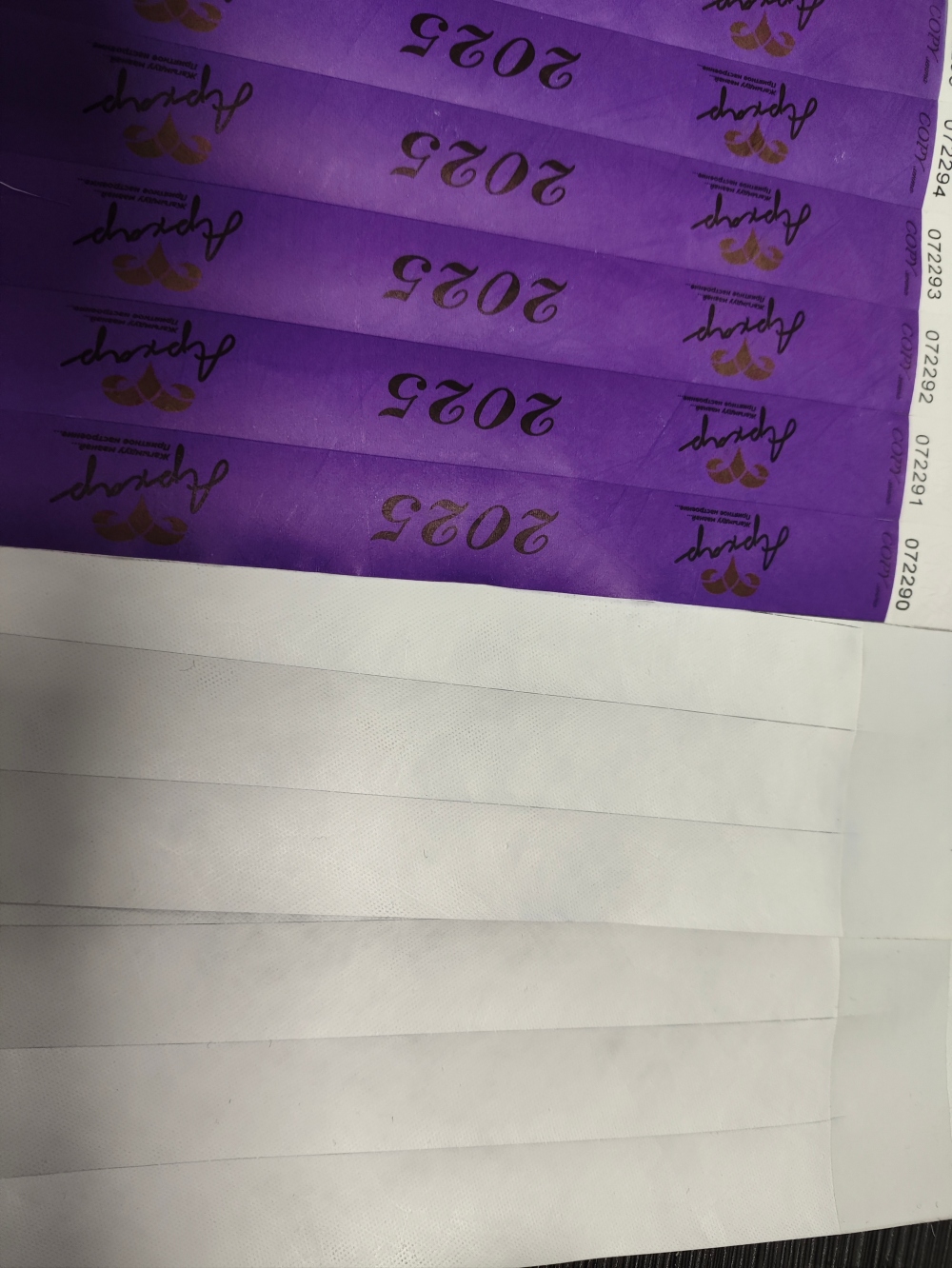 DuPont paper (often referred to as Tyvek, HDPE material) is lightweight, strong, waterproof, breathable, tear resistant, and weather resistant